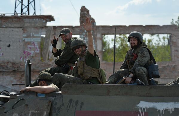 Бойцы Народной милиции ЛНР подъезжают к Лисичанску
