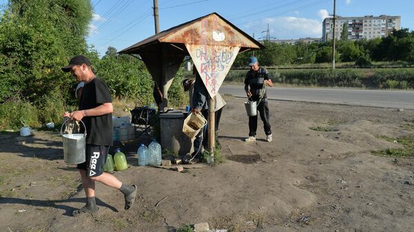 Жители набирают воду в колодце на окраине Лисичанска