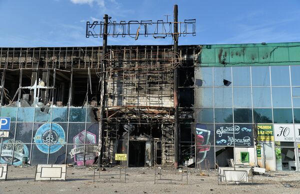 Разрушенный торговый центр Кристаллв Лисичанске
