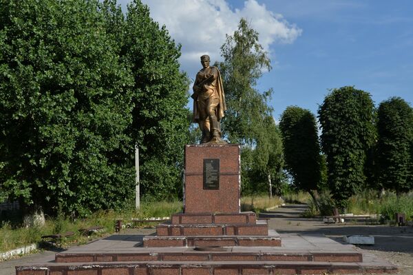 Памятник воинам Великой Отечественной войны 1941-1945 годов и потушенный Вечный огонь в Лисичанске