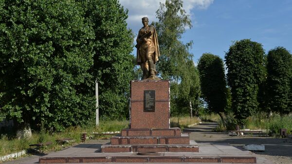 Памятник воинам Великой Отечественной войны 1941-1945 годов и потушенный Вечный огонь в Лисичанске