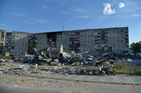 Разрушенные здания в Лисичанске
