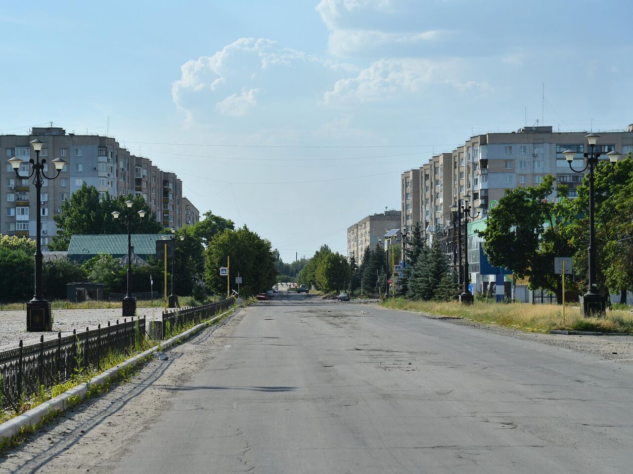 Жители Лисичанска начинают возвращаться домой из бомбоубежищ - РИА Новости,  13.07.2022