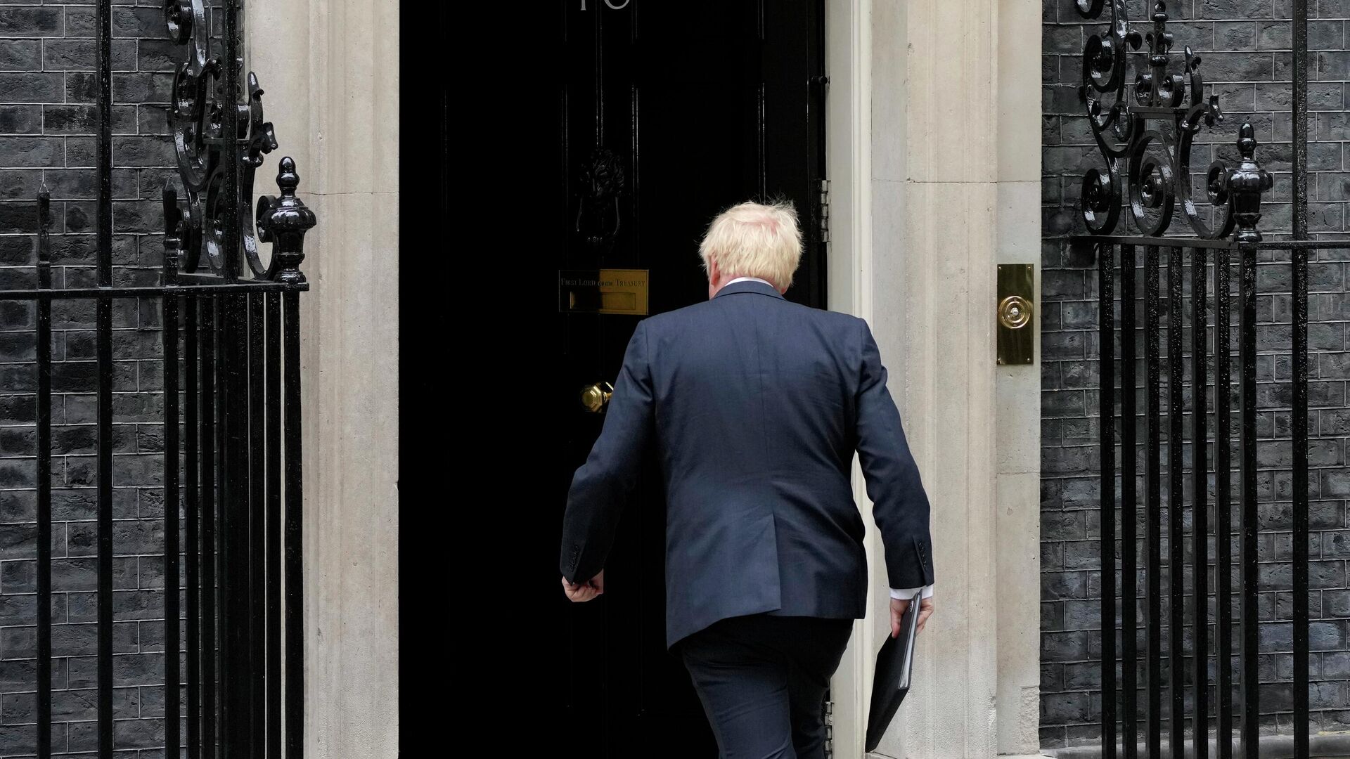 Премьер-министр Борис Джонсон после своего обращения возле резиденции на Даунинг-стрит в Лондоне - РИА Новости, 1920, 22.10.2022