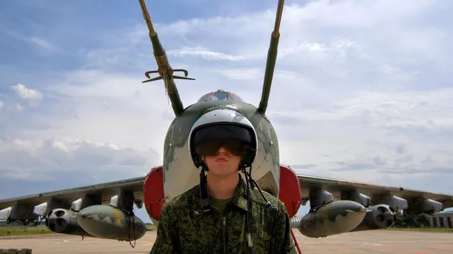 Пилот у самолета Су-25 на аэродроме базирования в зоне проведения спецоперации
