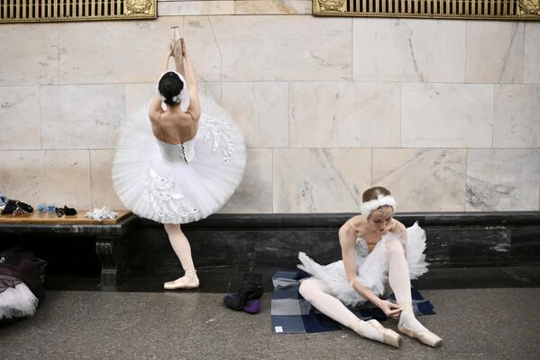 Артисты балета перед началом ночного концерта на станции метро Новослободская в Москве. Ночь балета в метро проводится в честь Дня Московского транспорта