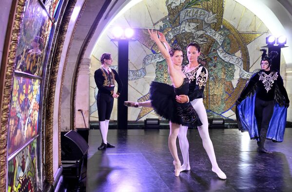 Артисты балета во время ночного концерта на станции метро Новослободская в Москве