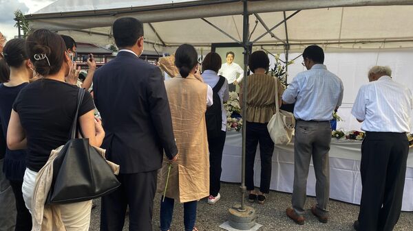 Люди на церемонии прощания с бывшим премьер-министром Японии Синдзо Абэ в Токио