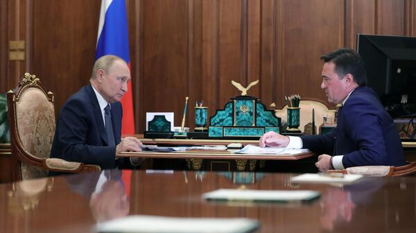 Президент РФ Владимир Путин и губернатор Московской области Андрей Воробьев (справа) во время встречи