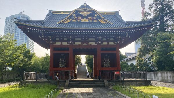 Вход на территорию буддийского храма Дзодзёдзи в Токио, где проходит церемония прощания с Синдзо Абэ