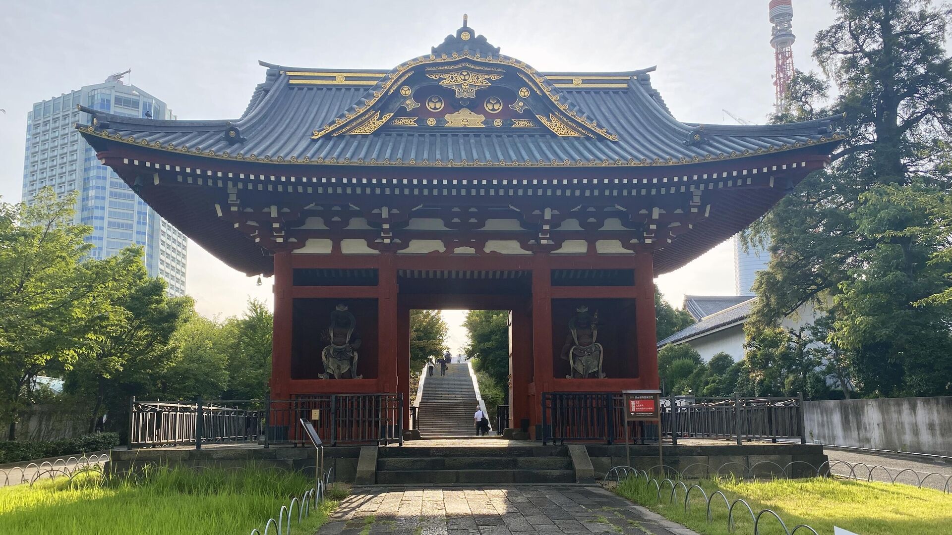 Вход на территорию буддийского храма Дзодзёдзи в Токио, где проходит церемония прощания с Синдзо Абэ - РИА Новости, 1920, 22.09.2022