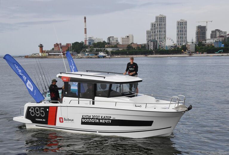 Рыбаки на катере во время празднования Дня рыбака на водной станции ТОФ (водно-спортивный центр ЦСКА) во Владивостоке