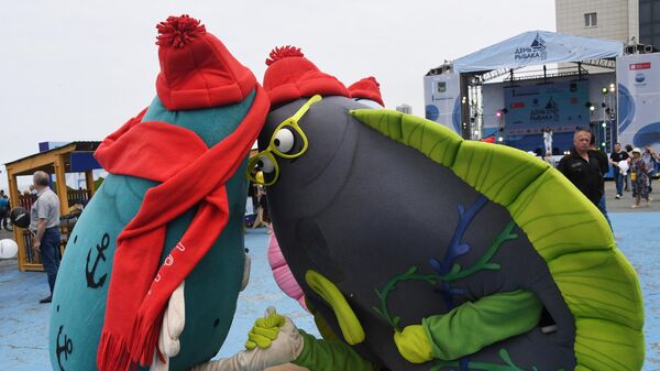 Аниматоры в костюмах во время празднования Дня рыбака на водной станции ТОФ (водно-спортивный центр ЦСКА) во Владивостоке