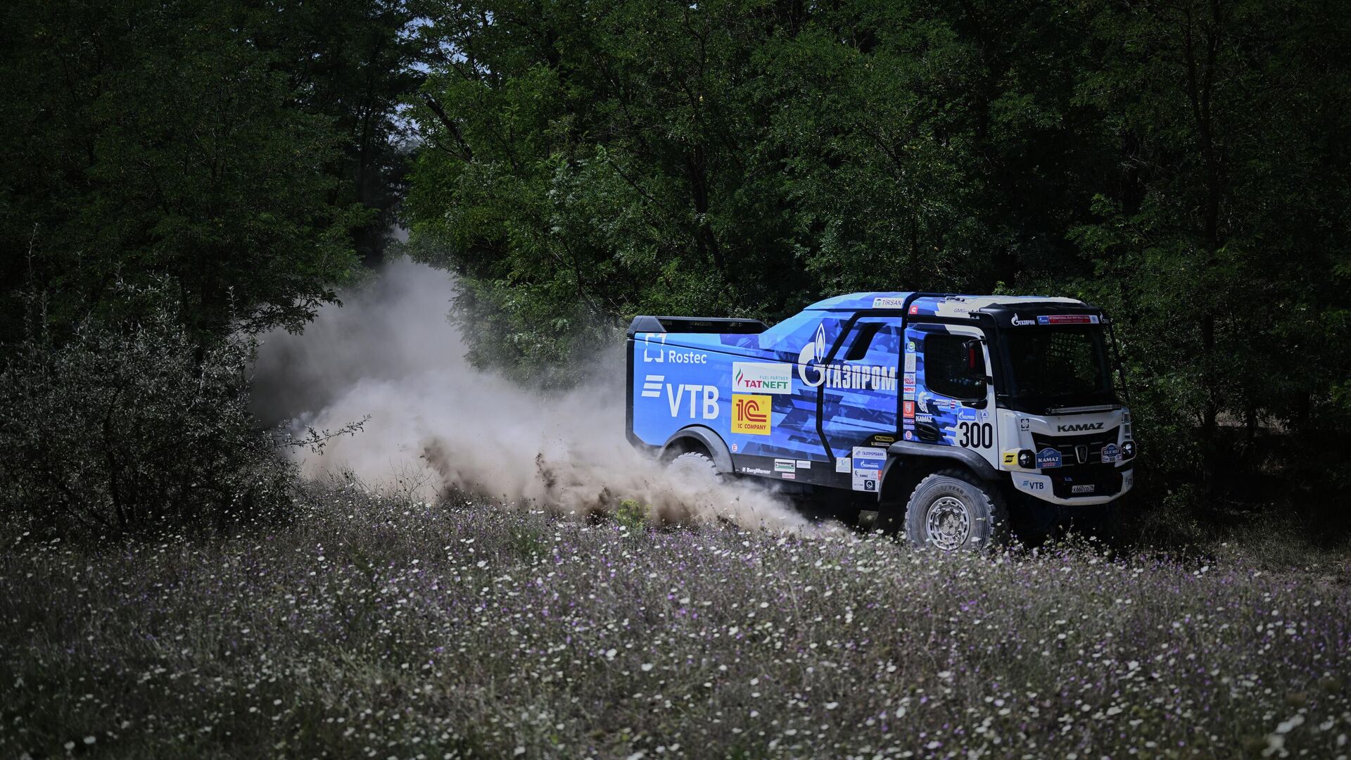 Экипаж команды KAMAZ-Master в составе Дмитрия Сотникова и Руслана Ахмадеева - РИА Новости, 1920, 15.07.2022