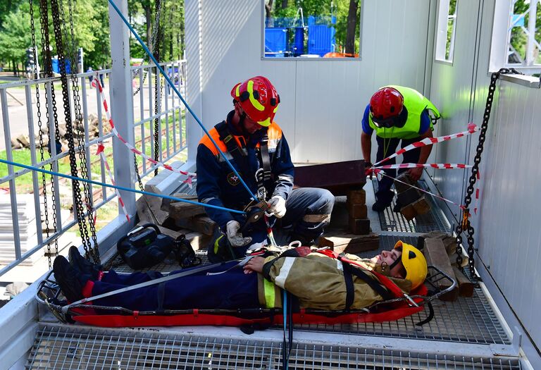 Участники финала городского конкурса профессионального мастерства по профессии Спасатель на учебно-тренировочном полигоне в Апаринках