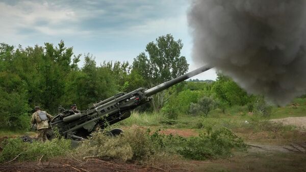 Украинские солдаты ведут обстрел из американской гаубицы М777 в ДНР