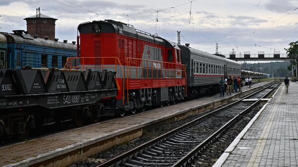 Локомотив первого поезда Мариуполь-Волноваха, отправляющегося с железнодорожного вокзала в Мариуполе
