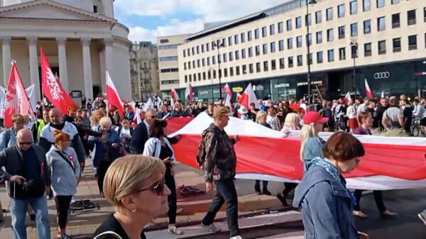 Уличное шествие в память о жертвах Волынской резни в Варшаве 
