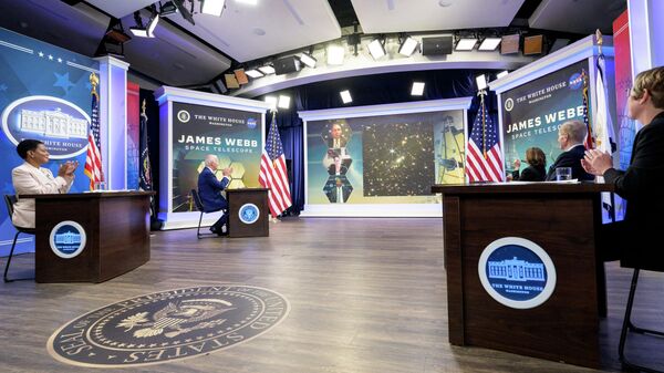 Президенту США Джо Байдену показали первое фото с телескопа Джеймс Уэбб