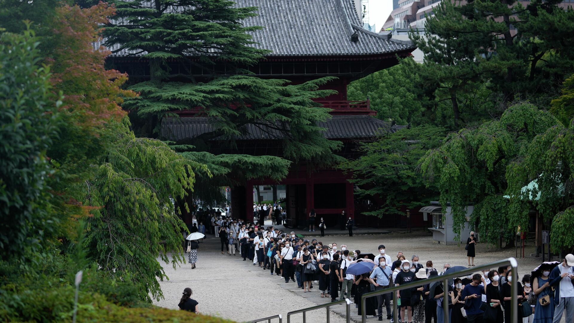 Люди стоят в очереди перед молитвой, чтобы отдать дань уважения бывшему премьер-министру Японии Синдзо Абэ в храме Дзодзёдзи, Токио - РИА Новости, 1920, 27.09.2022