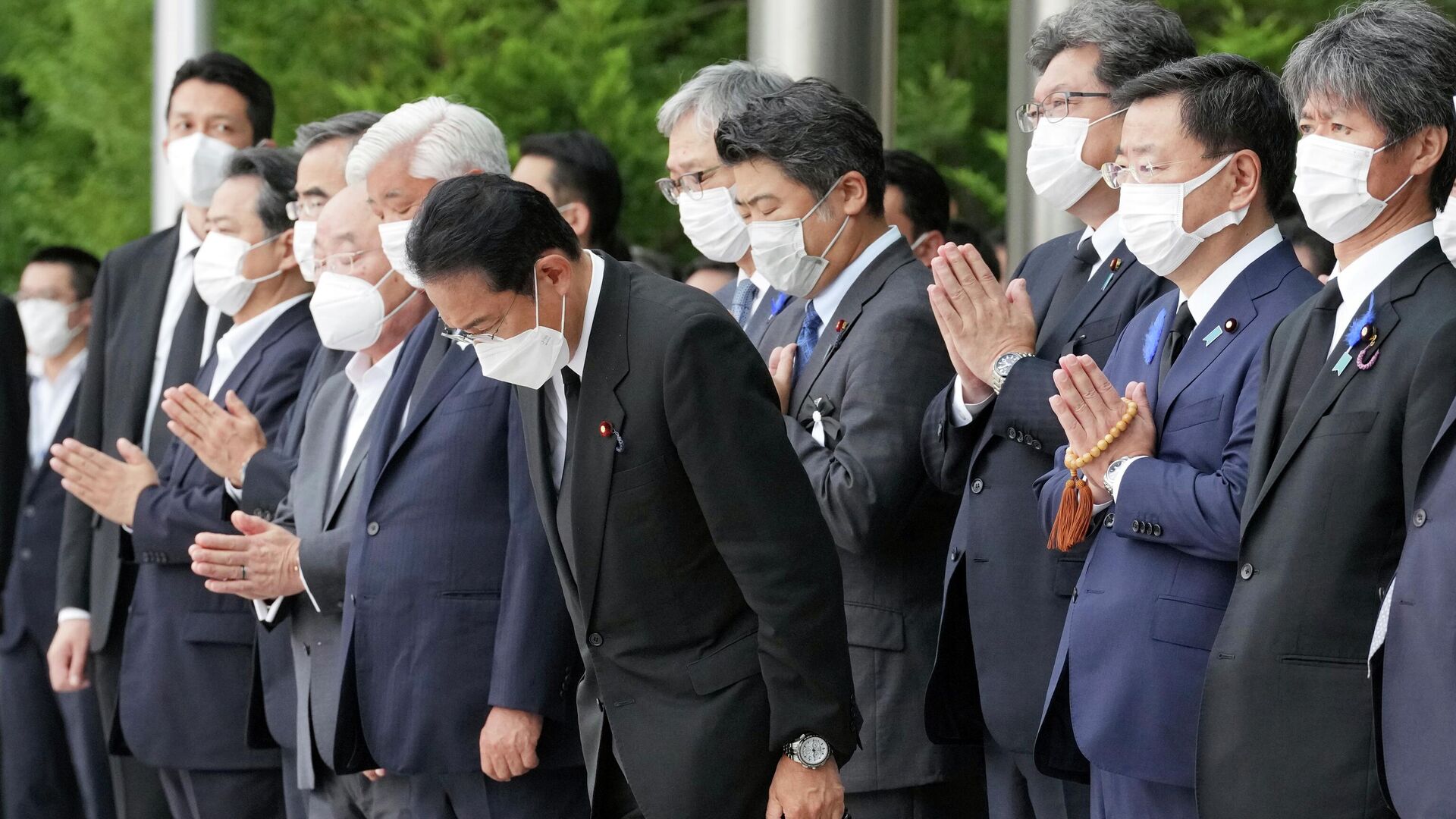Премьер-министр Японии Фумио Кисида и официальные лица молятся в офисе премьер-министра в Токио - РИА Новости, 1920, 17.07.2022