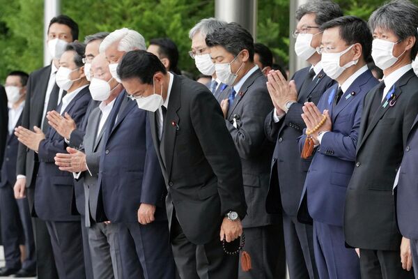 Премьер-министр Японии Фумио Кисида и официальные лица молятся в офисе премьер-министра в Токио