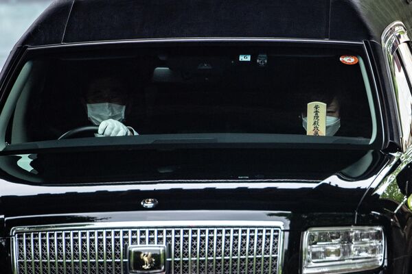 Вдова Акиэ Абэ в автомобиле с телом бывшего премьер-министра Японии Синдзо Абэ