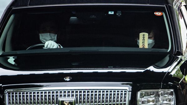 Вдова Акиэ Абэ в автомобиле с телом бывшего премьер-министра Японии Синдзо Абэ