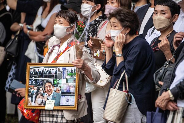 Люди на улице провожают катафалк с телом бывшего премьер-министра Японии Синдзо Абэ