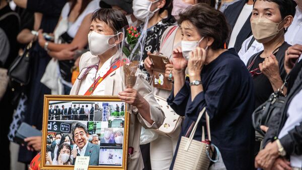 Люди на улице провожают катафалк с телом бывшего премьер-министра Японии Синдзо Абэ
