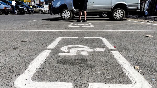 Места для парковки автомобилей инвалидов на одной из улиц в Москве