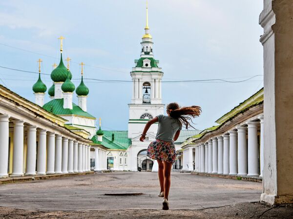 Девочка гуляет на территории Красных рядов и церкви Спаса Всемилостивого в Рядах в Костроме. Девочка гуляет на территории Красных рядов и церкви Спаса Всемилостивого в Рядах в Костроме.