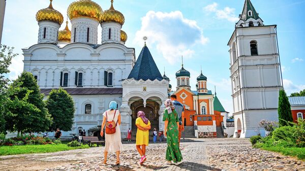 Прихожане гуляют на территории Свято-Троицкого Ипатьевского монастыря в Костроме