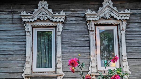 Резные наличники на окнах деревянного дома в Галиче