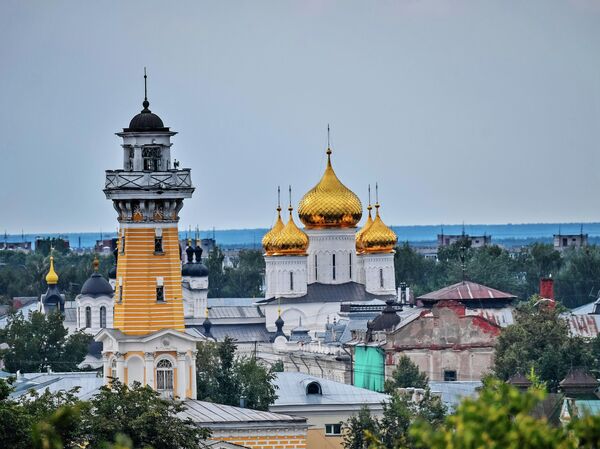 Пожарная каланча и купола Богоявленско-Анастасииного монастыря в Костроме Пожарная каланча и купола Богоявленско-Анастасииного монастыря в Костроме