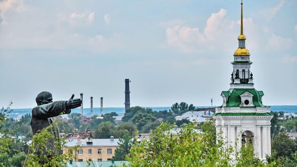 Памятник В.И. Ленину и колокольня храма Спаса в Торговых рядах в Костроме