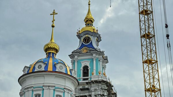 Богоявленский собор и колокольня на территории кремля в Костроме