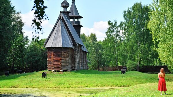 Один из экспонатов на территории музея деревянного зодчества Костромская слобода в Костроме