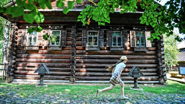 Девочка гуляет на территории музея деревянного зодчества Костромская слобода в Костроме