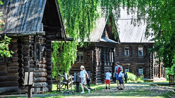 Посетители гуляют на территории музея деревянного зодчества Костромская слобода в Костроме