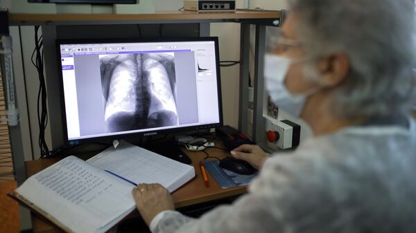 Врач-рентгенолог во время проведения обследования пациента
