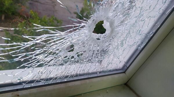 Окно, поврежденное после ударов с беспилотников ВСУ