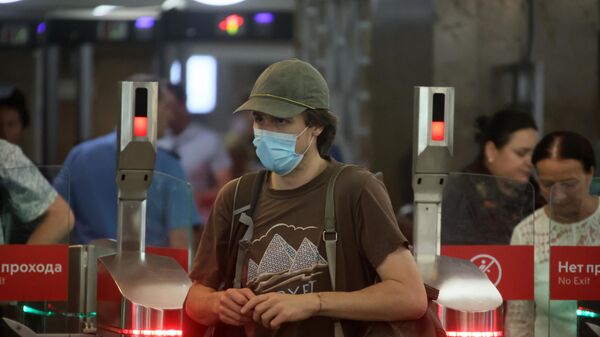 Мужчина в защитной маске на одной из станций Московского метрополитена