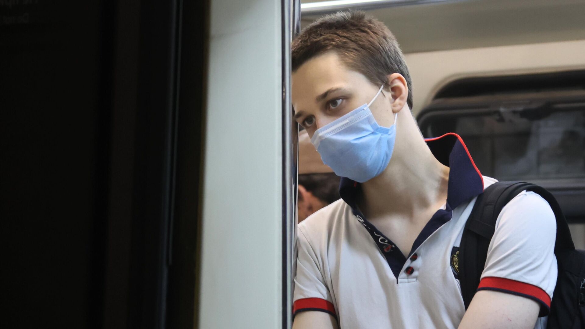 Молодой человек в защитной маске в вагоне метро - РИА Новости, 1920, 28.07.2022