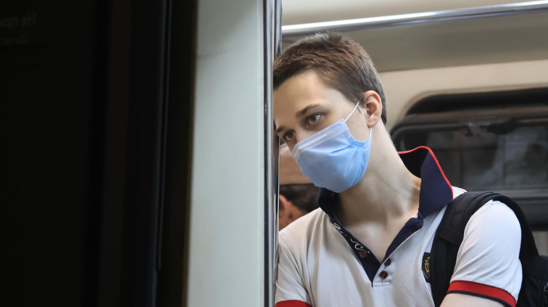 Молодой человек в защитной маске в вагоне метро - РИА Новости, 1920, 28.07.2022