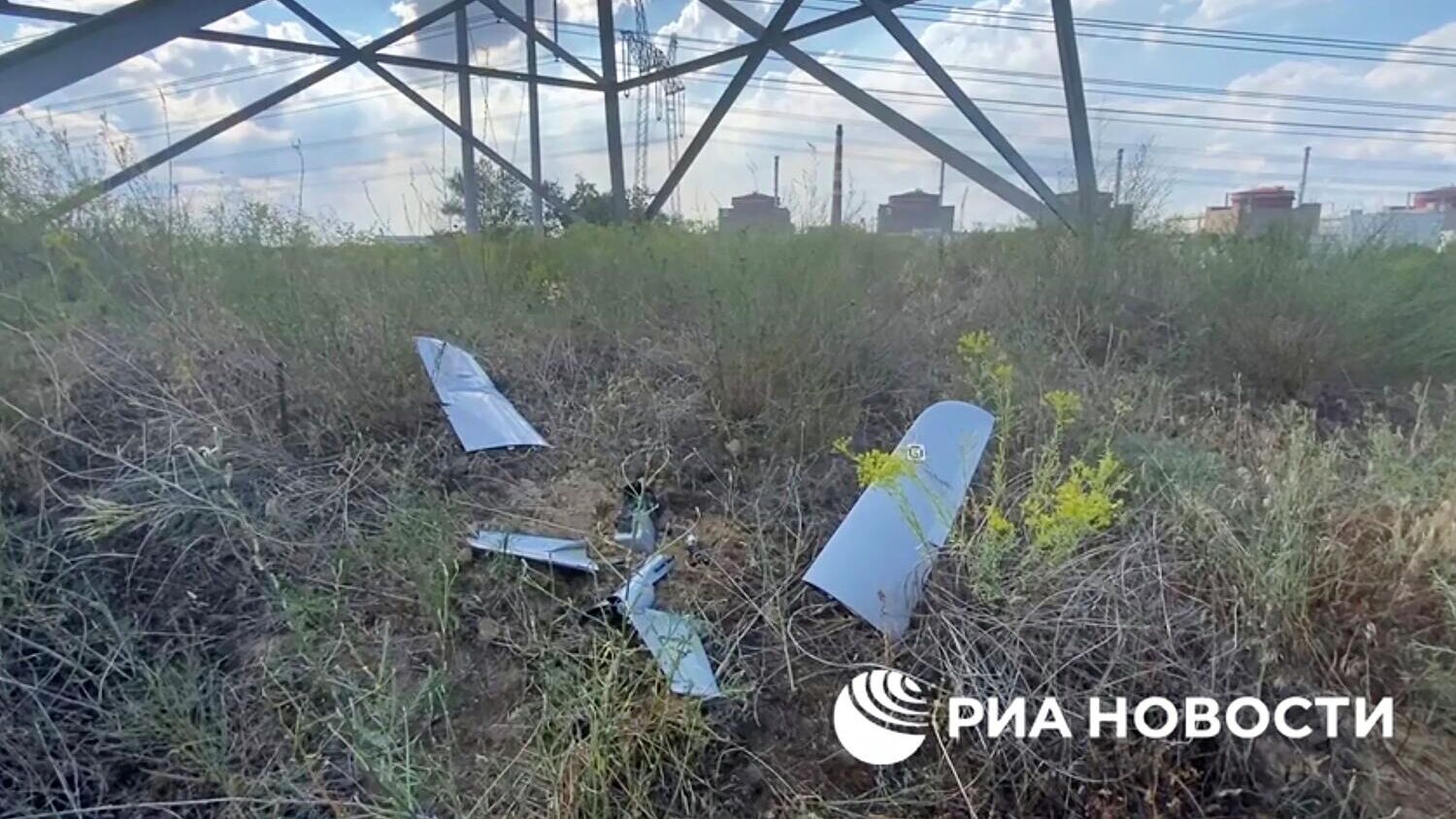 Обломки украинского дрона-камикадзе, сбитого рядом с Запорожской АЭС - РИА Новости, 1920, 29.08.2022