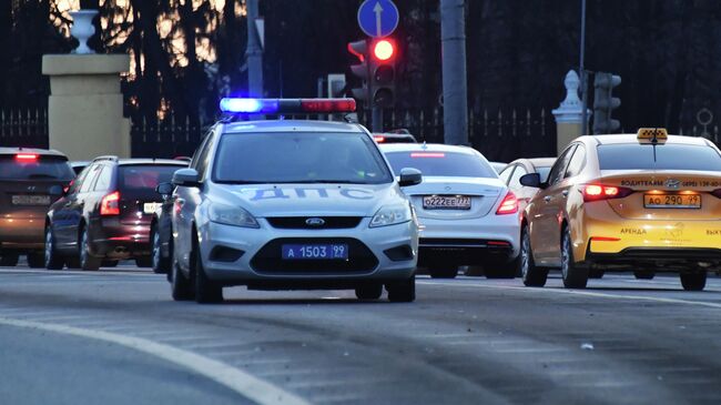 Автомобиль полиции на дороге