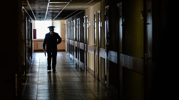 Сотрудник в коридоре Управления Министерства внутренних дел РФ по  Москве