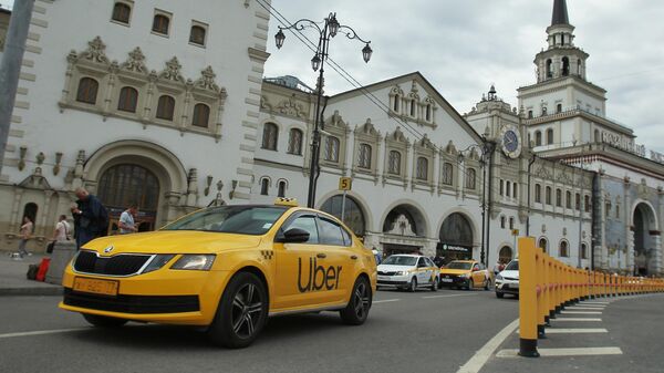 Автомобиль такси Uber на Комсомольской площади у Казанского вокзала