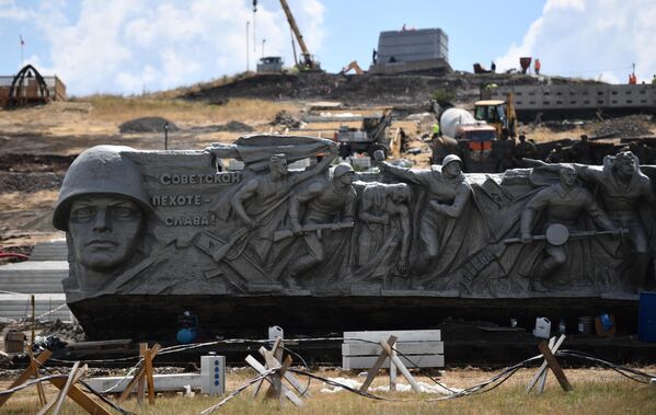 Сотрудники военно-строительного комплекса Министерства обороны РФ реконструируют мемориальный комплекс Саур-Могила, разрушенный в ходе боев в 2014 году, в Донецкой области